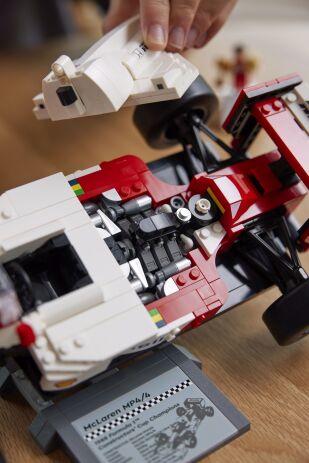 LEGO Icons McLaren MP4/4 & Ayrton Senna (10330) (8)