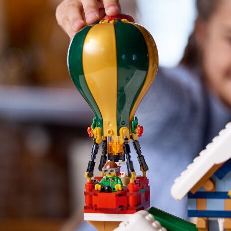 LEGO Icons Santa's Post Office (10339) (2)