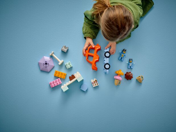 LEGO Duplo Bluey Ice Cream Trip With Bluey (10458) (4)