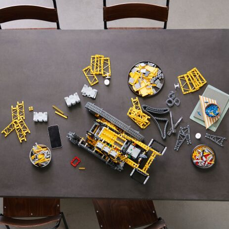 LEGO Technic Liebherr Crawler Crane LR 13000 (42146) (5)