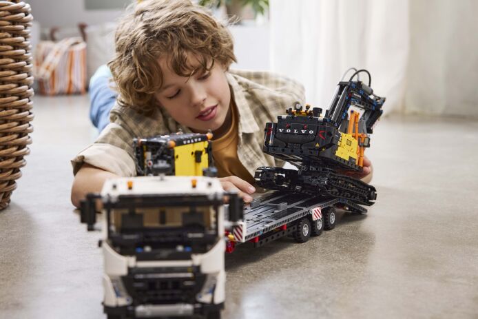 LEGO Technic Volvo FMX Truck & EC230 Electric Excavator (42175) (10)