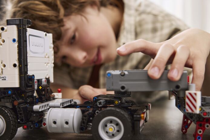 LEGO Technic Volvo FMX Truck & EC230 Electric Excavator (42175) (6)