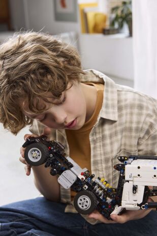 LEGO Technic Volvo FMX Truck & EC230 Electric Excavator (42175) (7)