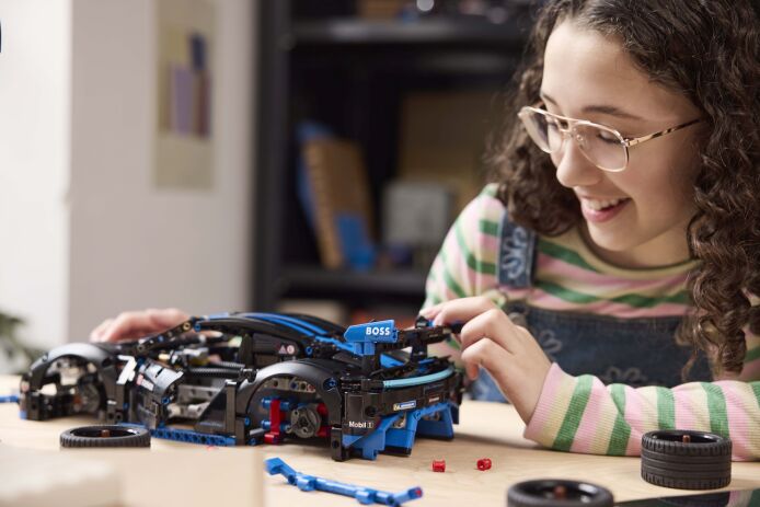 LEGO Technic Porche GT4 E-Performance Race Car (42176) (6)