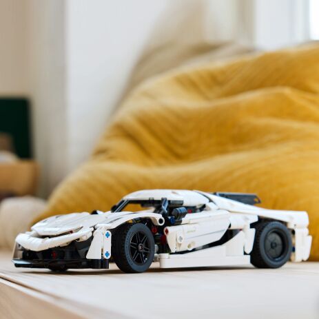 LEGO Technic Koenigsegg Jesko Absolut White Hypercar (42184) (10)