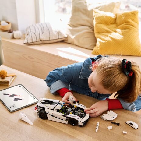 LEGO Technic Koenigsegg Jesko Absolut White Hypercar (42184) (5)