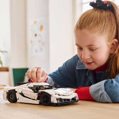 LEGO Technic Koenigsegg Jesko Absolut White Hypercar (42184) (7)