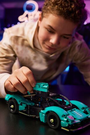 LEGO Technic Aston Martin Valkyrie (42208) (7)