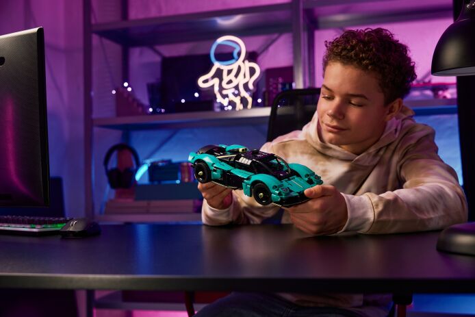 LEGO Technic Aston Martin Valkyrie (42208) (8)