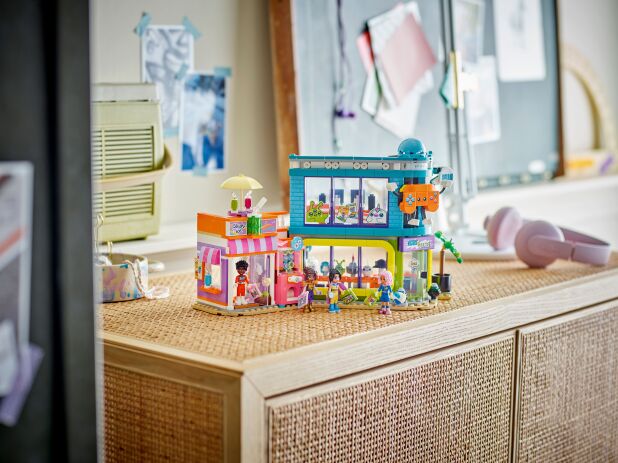 LEGO Friends Comic Book & Game Store (42674) (10)