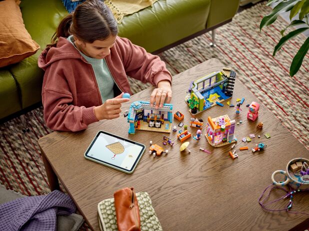 LEGO Friends Comic Book & Game Store (42674) (5)