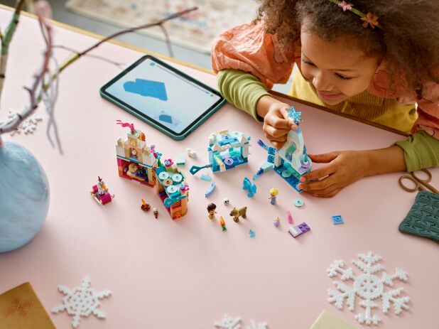 LEGO Disney Princess Mini Arendelle Castle & Elsa's Ice Palace (43278) (6)