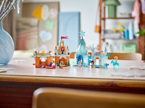 LEGO Disney Princess Mini Arendelle Castle & Elsa's Ice Palace (43278) (9)