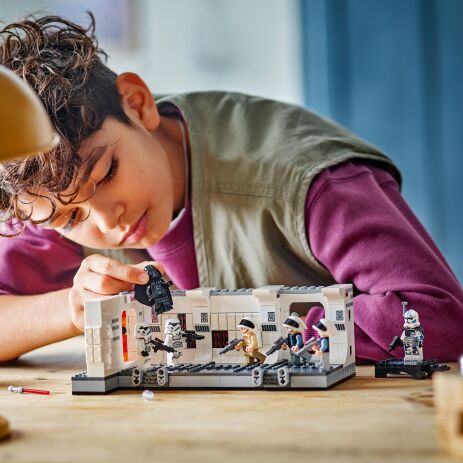 LEGO Star Wars Boarding The Tantine IV (75387) (7)