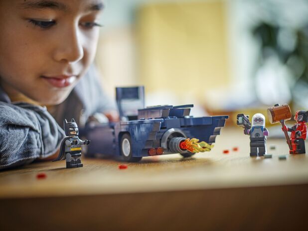 LEGO Super Heroes Batman With The Batmobil VS Harley Quinn & Mr Freeze (76274) (10)