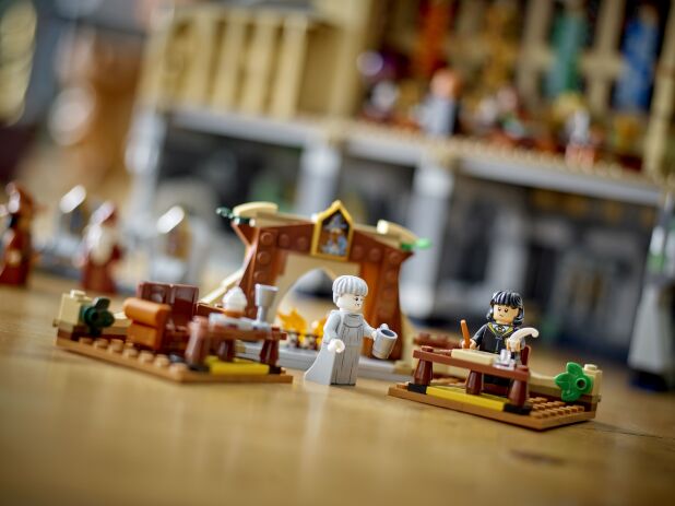 LEGO Harry Potter Hogwarts Castle: The Great Hall (76435) (15)
