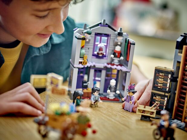 LEGO Harry Potter Ollivanders & Madam Malkin's Robes (76439) (9)