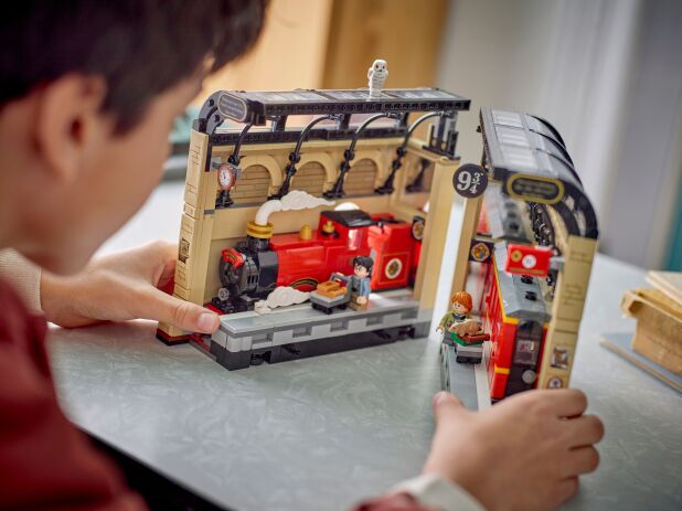 LEGO Harry Potter Book Nook: Hogwarts Express (76450) (6)