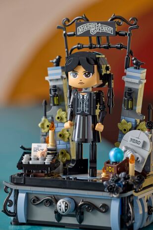 LEGO Wednesday: Wednesday Adam's Figure (76780) (10)