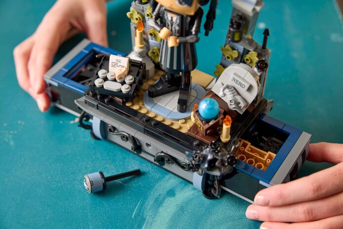 LEGO Wednesday: Wednesday Adam's Figure (76780) (11)