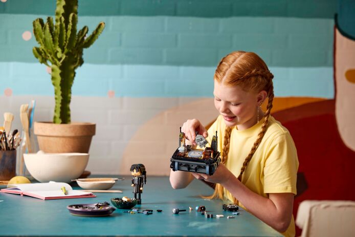 LEGO Wednesday: Wednesday Adam's Figure (76780) (13)