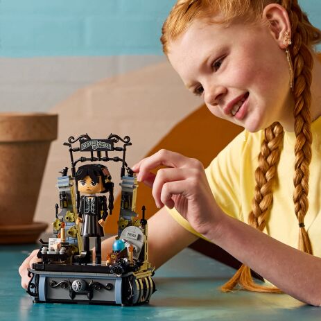 LEGO Wednesday: Wednesday Adam's Figure (76780) (14)