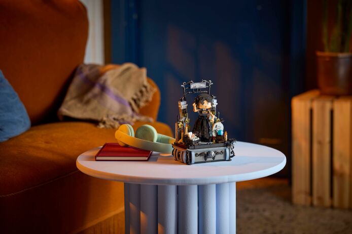 LEGO Wednesday: Wednesday Adam's Figure (76780) (15)