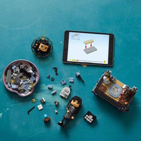 LEGO Wednesday: Wednesday Adam's Figure (76780) (5)