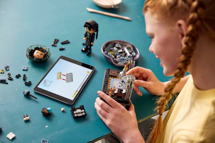 LEGO Wednesday: Wednesday Adam's Figure (76780) (6)