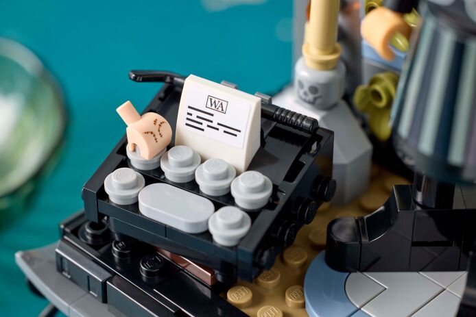 LEGO Wednesday: Wednesday Adam's Figure (76780) (9)