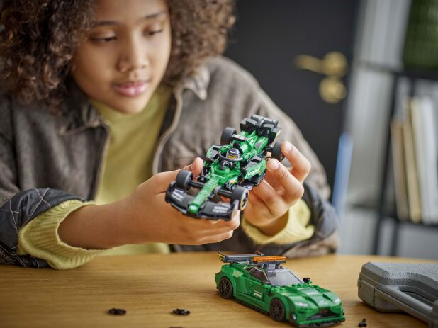 LEGO Speed Champions Aston Martin Safety Car & AMR23 (76925) (4)