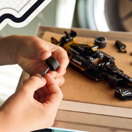 LEGO® Speed Champions APXGP Team Race Car From F1 The Movie (77252) (3)