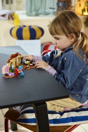 LEGO® Bluey School With Rusty And Bluey (11221) (7)