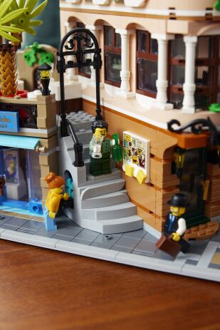 LEGO Icons Boutique Hotel (10297) (5)