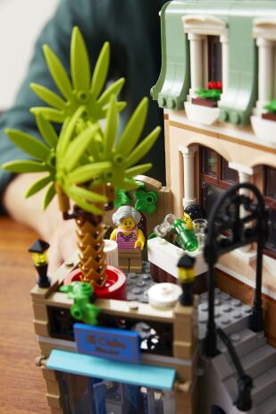 LEGO Icons Boutique Hotel (10297) (6)