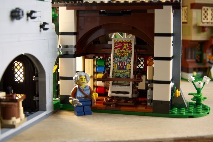 LEGO Icons Medieval Town Square (10332) (11)