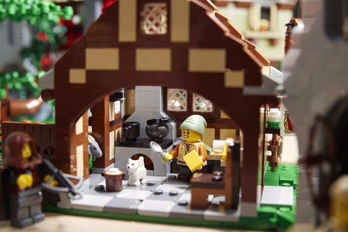 LEGO Icons Medieval Town Square (10332) (12)