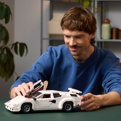 LEGO Icons Lamborghini Countach 5000 Quattrovalvole (10337) (10)