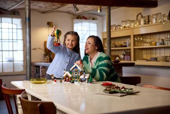 LEGO Icons Santa's Post Office (10339) (11)