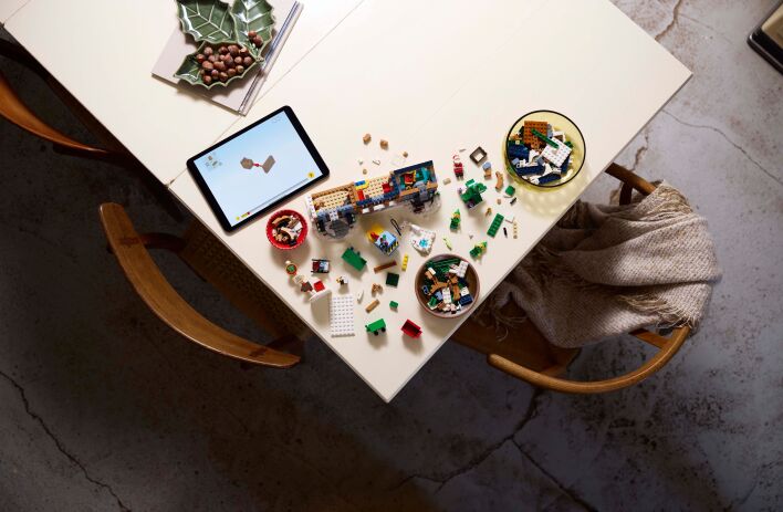 LEGO Icons Santa's Post Office (10339) (6)