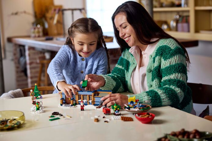 LEGO Icons Santa's Post Office (10339) (7)