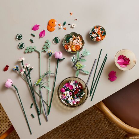 LEGO Botanical Pretty Pink Flower Bouquet (10342) (5)