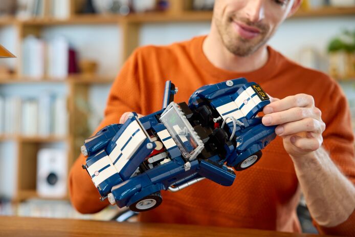 LEGO Icons Shelby Cobra 427 S/C (10357) (11)