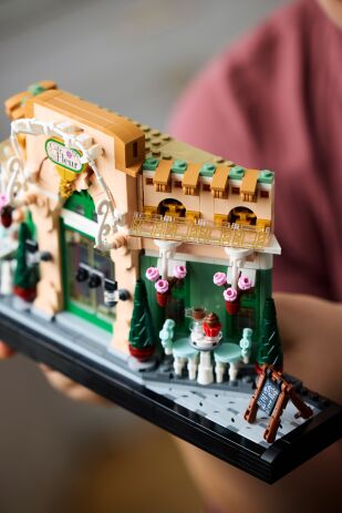 LEGO Icons French Cafe (10362) (8)