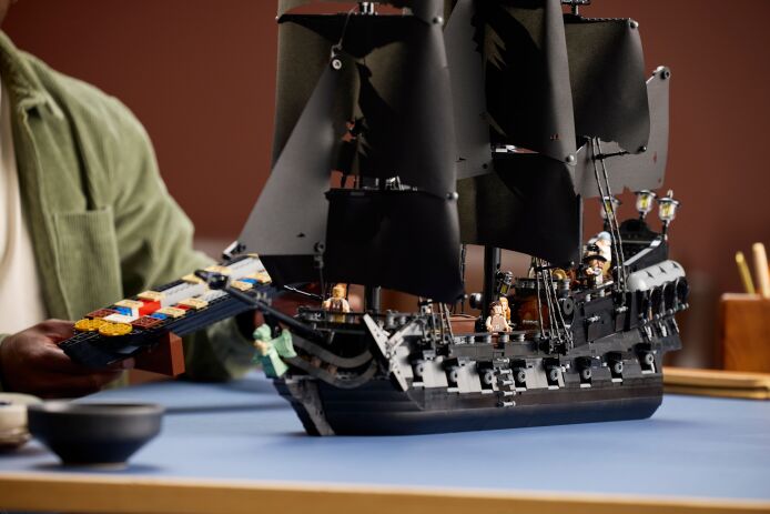 LEGO Icons Captain Sparrow's Pirate Ship (10365) (12)