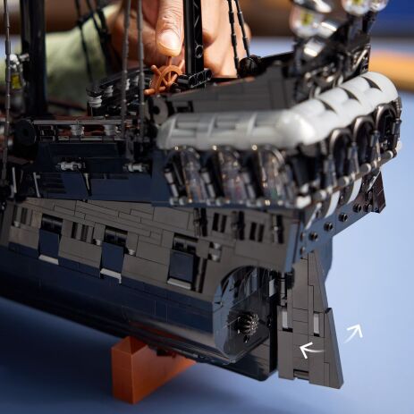 LEGO Icons Captain Sparrow's Pirate Ship (10365) (3)