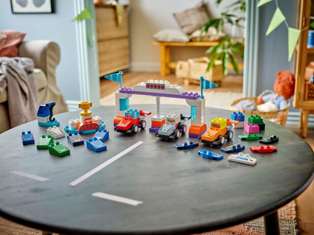 LEGO Duplo F1 Team Race Cars & Drivers (10445) (11)