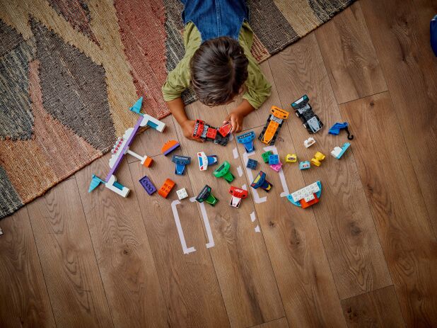 LEGO Duplo F1 Team Race Cars & Drivers (10445) (5)