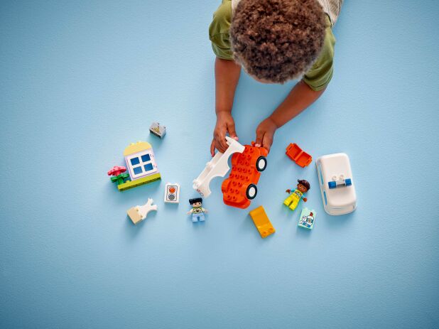 LEGO Duplo Ambulance & Driver (10447) (2)