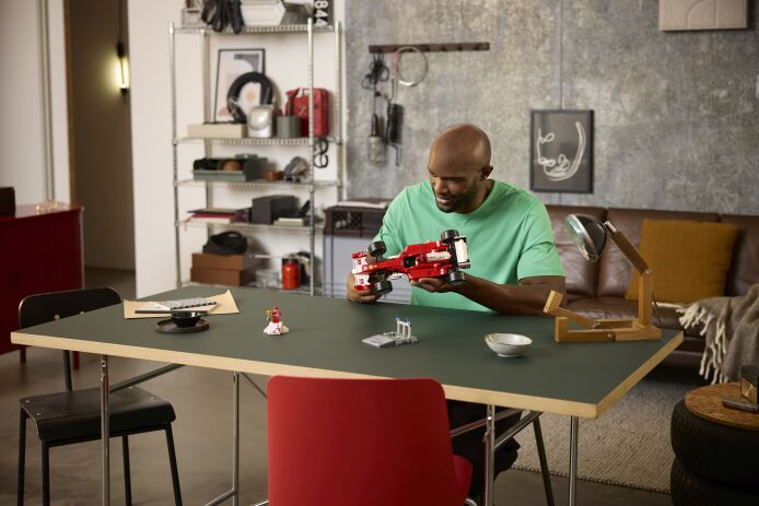 LEGO Icons Ferrari F2004 & Michael Schumacher (11375) (12)